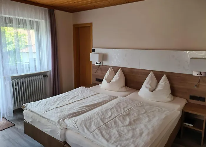 Pension Zum Grunen Wald Hotel Feuchtwangen photo