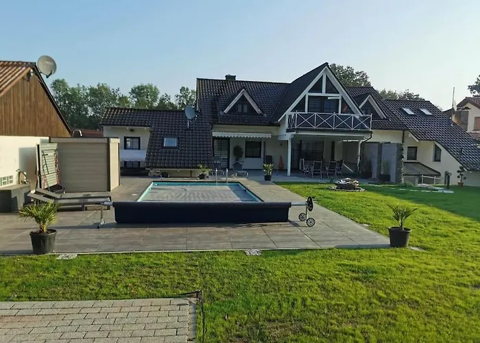 Moderne Dachgeschosswohnung Mit Garten, Pool, Balkon Maineck képek